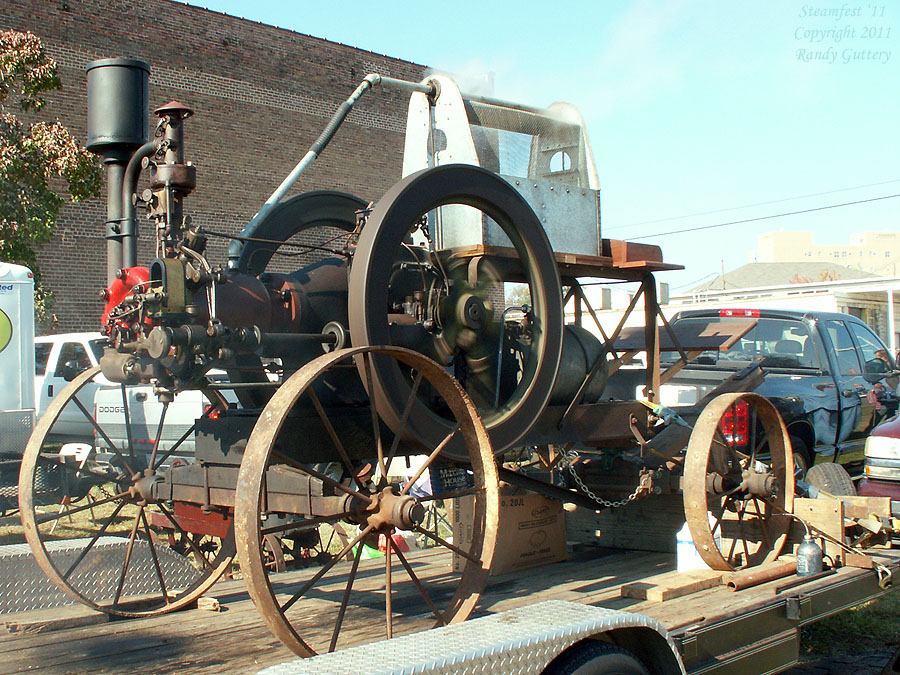 Large anitque "Hit 'n Miss" gasoline engine - Soule' Steamfest 2011